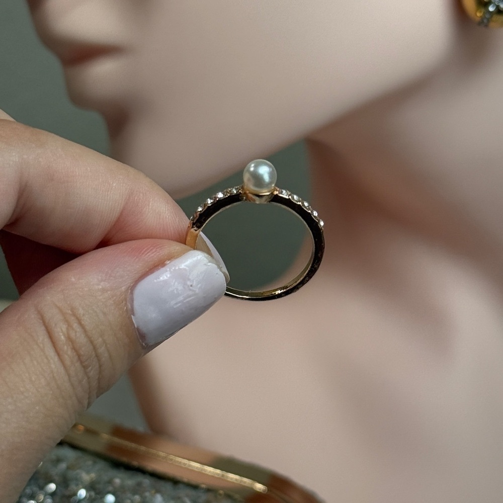 Elegant Gold Ring with Pearl Accent 💍 - Picture 3 of 4